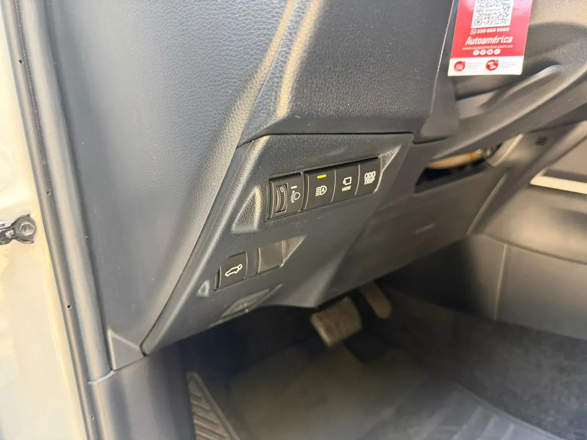 
								TOYOTA COROLLA CROSS 1.8 HEV SEG CVT 2026 full									