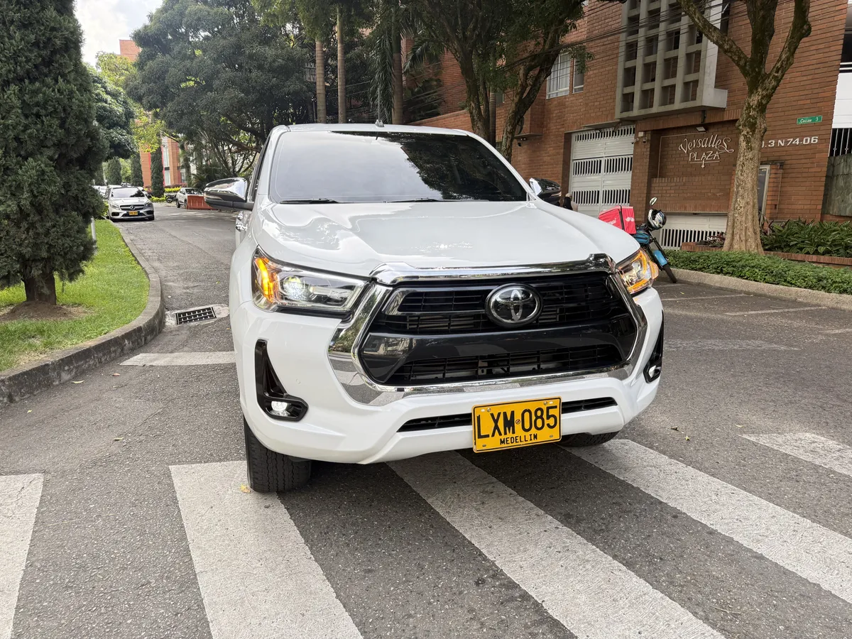 
								TOYOTA HILUX 2.8 AT DIESEL 2023 full									