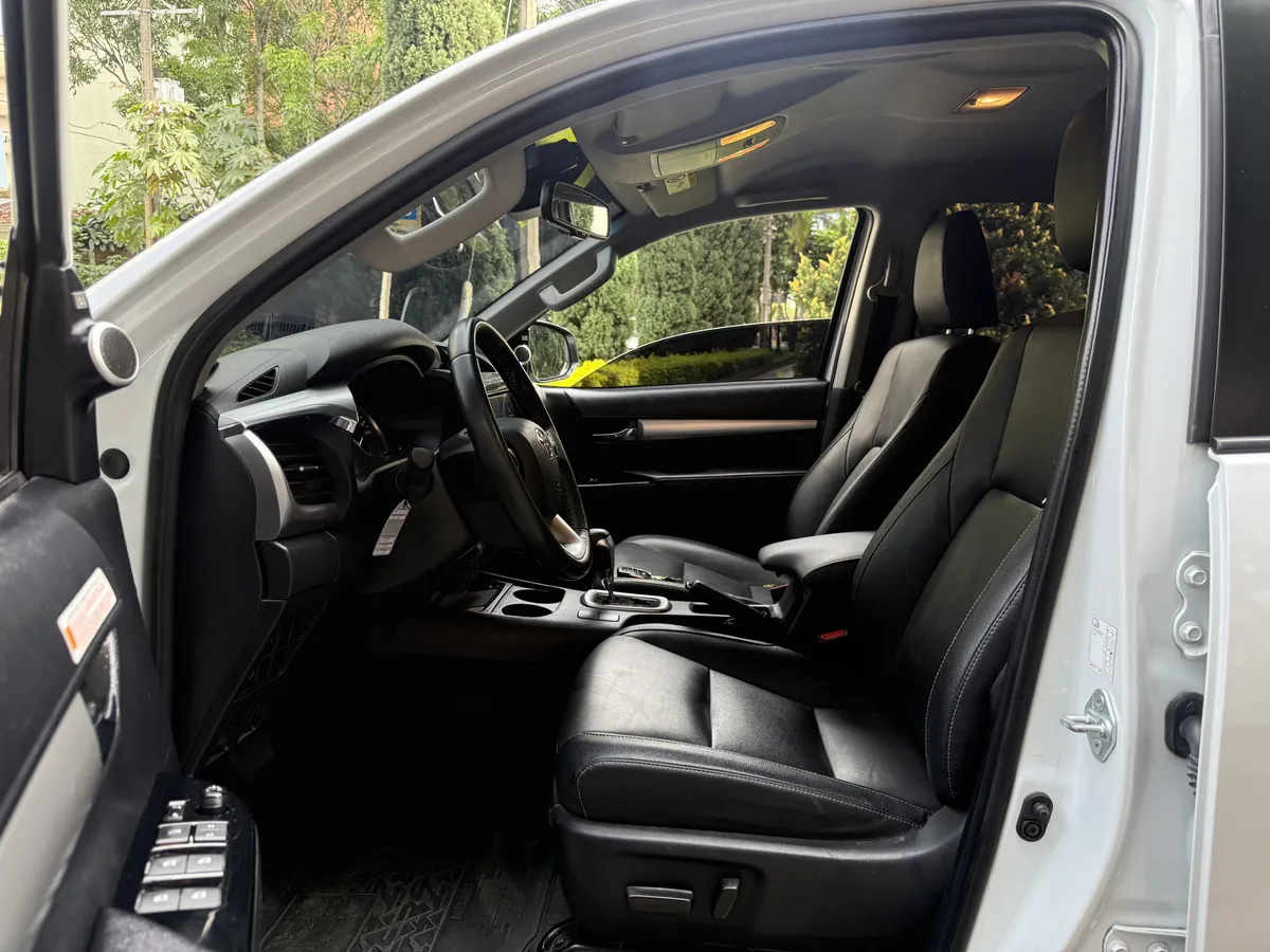 
								TOYOTA HILUX 2.8 AT DIESEL 2023 full									