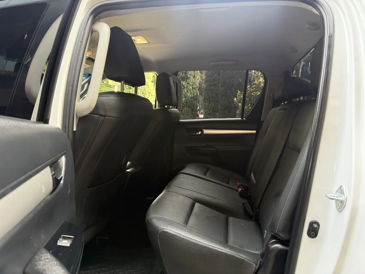 
								TOYOTA HILUX 2.8 AT DIESEL 2023 full									