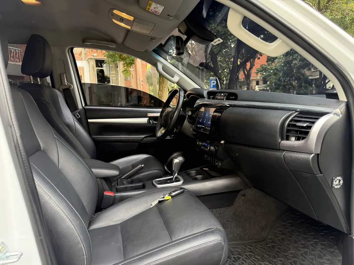 
								TOYOTA HILUX 2.8 AT DIESEL 2023 full									