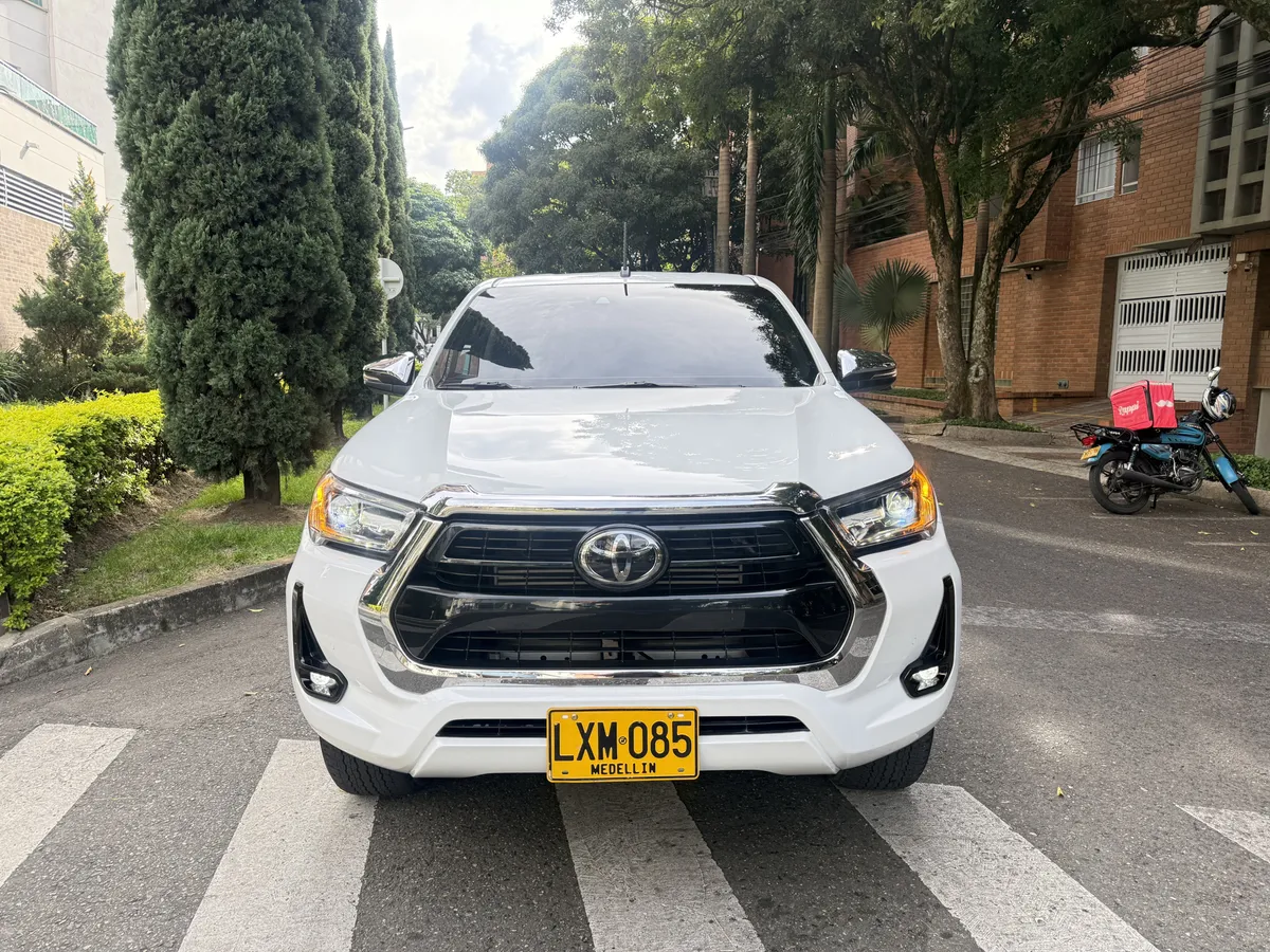 
								TOYOTA HILUX 2.8 AT DIESEL 2023 full									