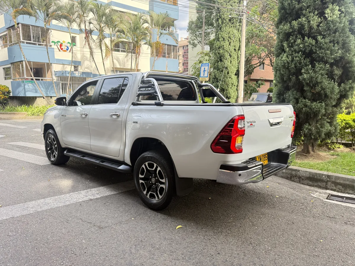 
								TOYOTA HILUX 2.8 AT DIESEL 2023 full									