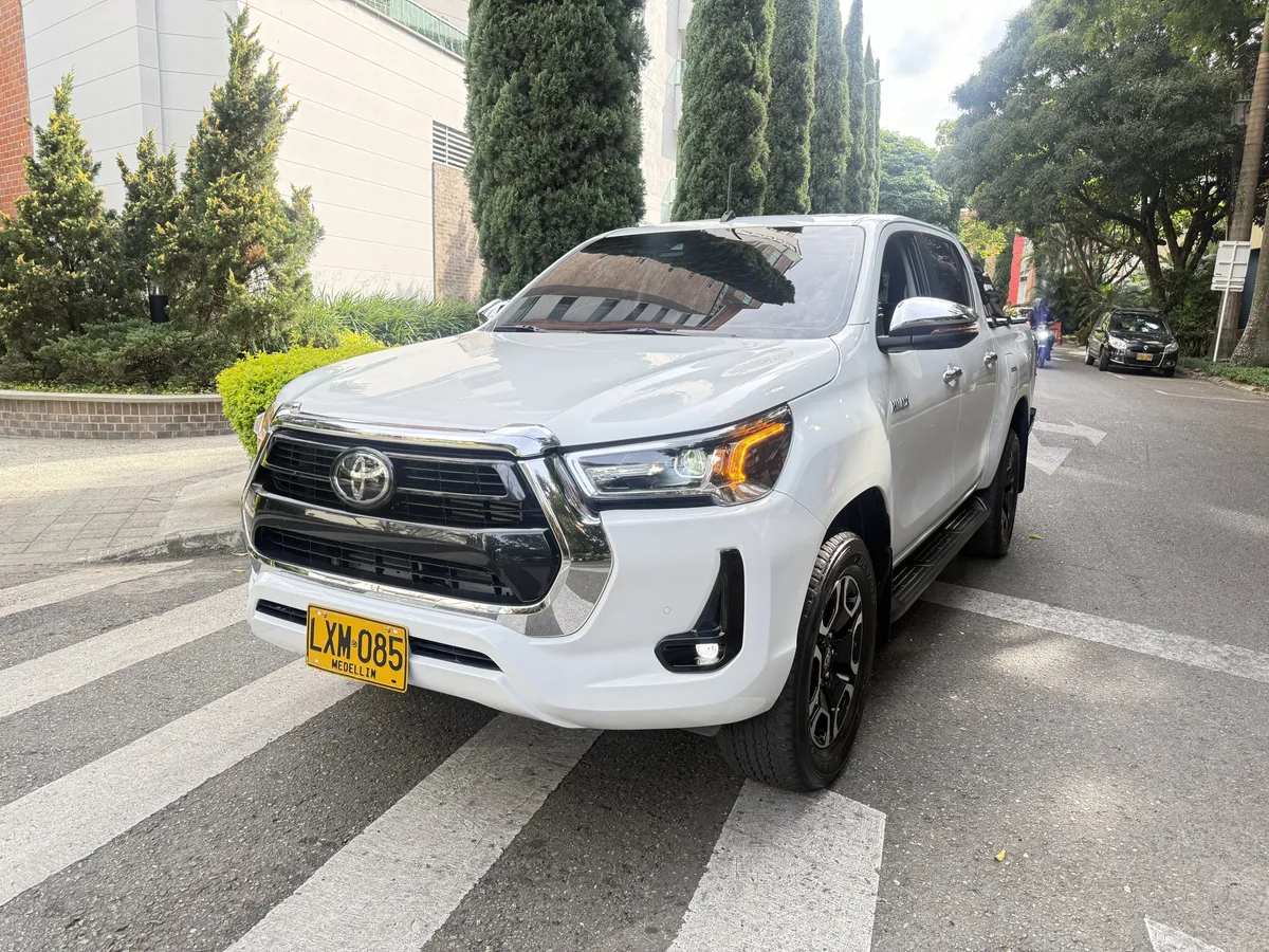 
								TOYOTA HILUX 2.8 AT DIESEL 2023 full									