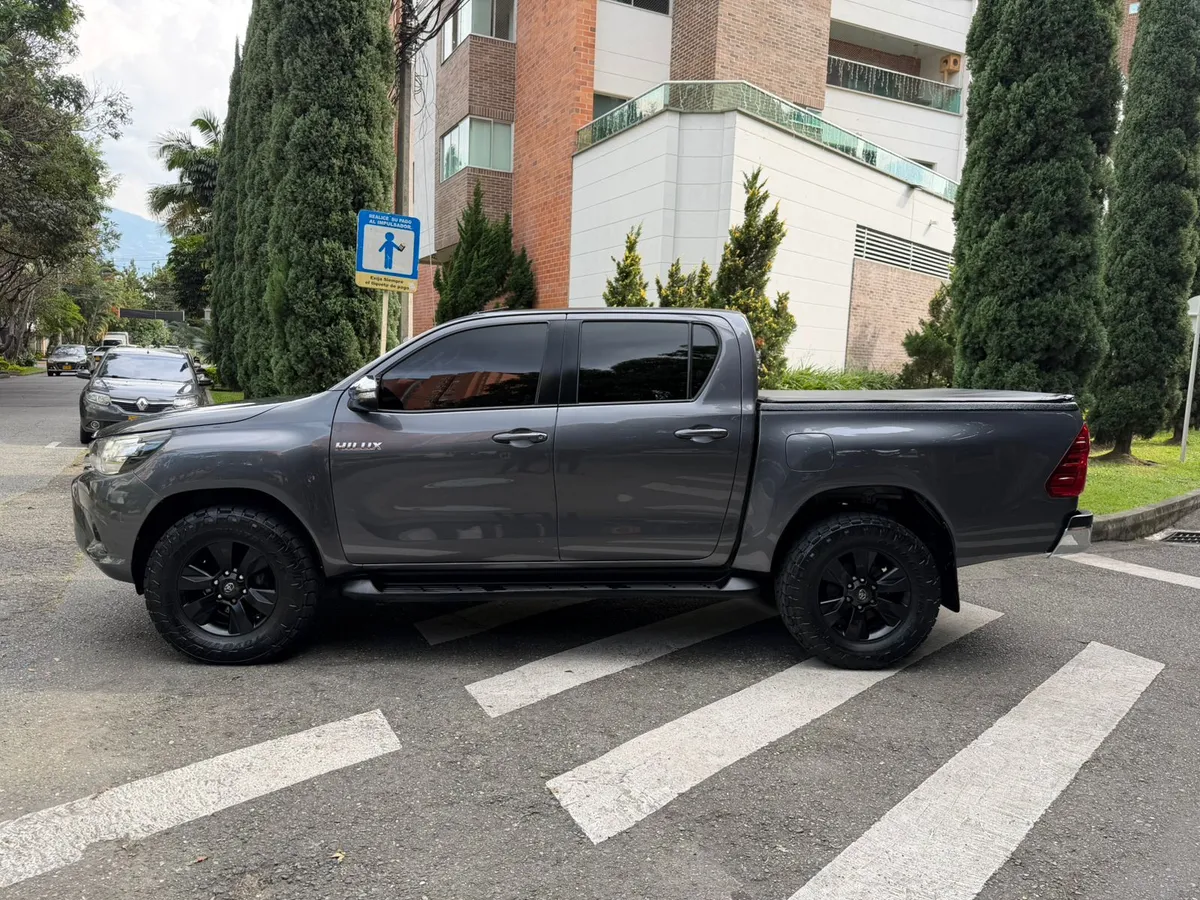 
								TOYOTA HILUX 2.8 AT SRV DIESEL 2018 full									