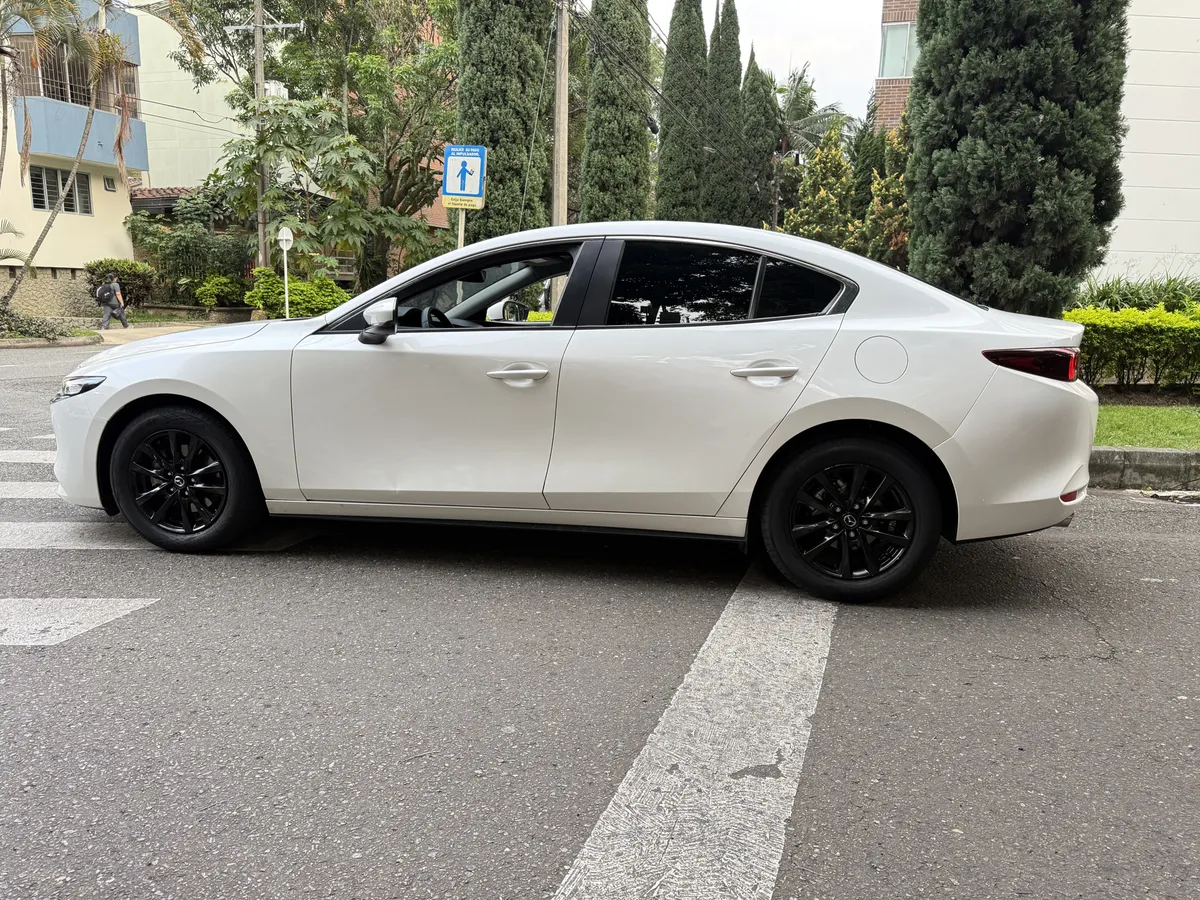 
								MAZDA 3 TOURING 2.0 2023 MHEV full									